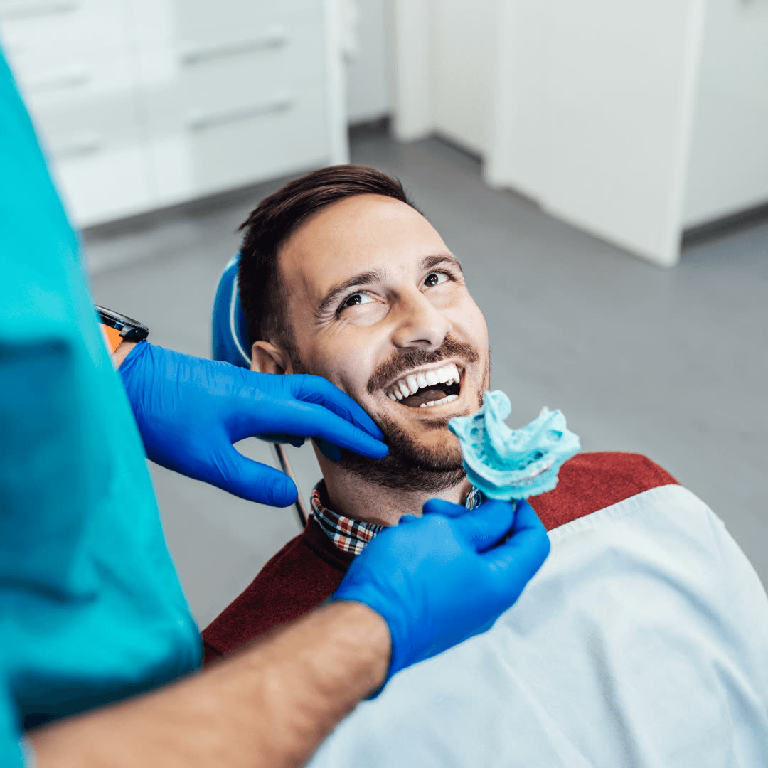 Patient souriant lors d'une consultation